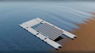 Ilustração do Aquafort sobre a água: flutuadores de polietileno cinza formam uma estrutura retangular com passarelas e sustentam um módulo fotovoltaico inclinado